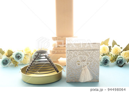 窓辺に置かれた手元供養用の骨壺と遺影 葬儀終活のイメージ9 窓辺に置かれた手元供養用の骨壺と遺影 葬儀終活のイメージ9 94498064