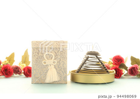 窓辺に置かれた手元供養用の骨壺と遺影 葬儀終活のイメージ13 窓辺に置かれた手元供養用の骨壺と遺影 葬儀終活のイメージ13 94498069