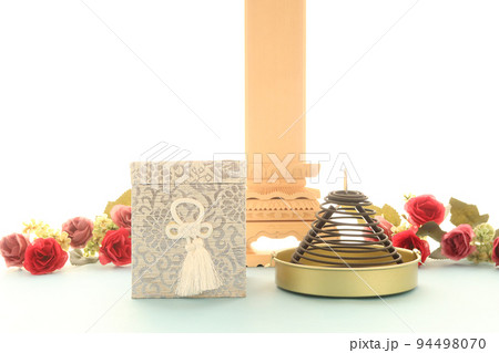 窓辺に置かれた手元供養用の骨壺と遺影 葬儀終活のイメージ14 94498070