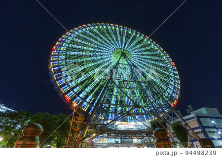 ライトアップされた天保山大観覧車　夜景【大阪市港区】 94498239