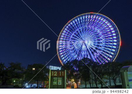 ライトアップされた天保山大観覧車　夜景【大阪市港区】 94498242