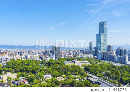 あべのハルカスと天王寺周辺の街並み 94498776