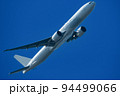 羽田空港を離陸したジェット旅客機 94499066