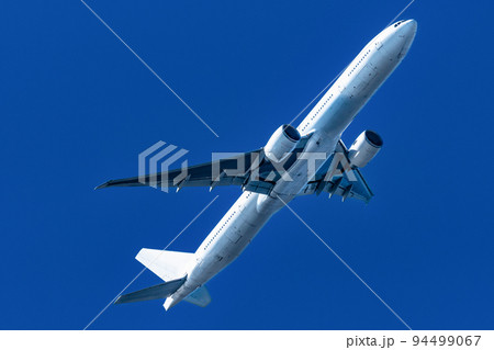 羽田空港を離陸したジェット旅客機 94499067
