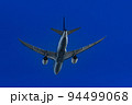 羽田空港を離陸したジェット旅客機 94499068