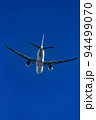 羽田空港を離陸したジェット旅客機 94499070