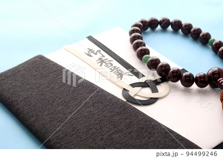 袱紗に包まれたお香典袋と数珠 葬儀にかかる費用のイメージ13 94499246