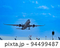 羽田空港を離陸するジェット旅客機 94499487