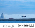 羽田空港に着陸するジェット旅客機 94499488