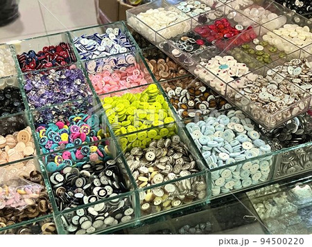店頭に並んでいるカラフルなボタン 店頭に並んでいるカラフルなボタン 94500220