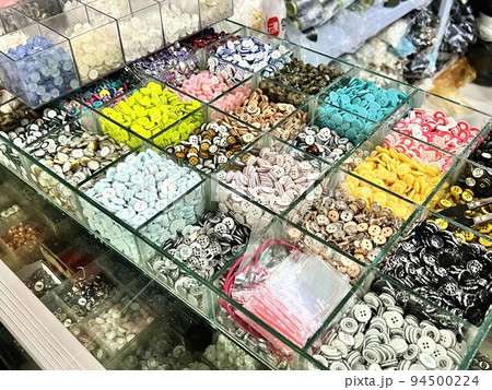 店頭に並んでいるカラフルなボタン 店頭に並んでいるカラフルなボタン 94500224