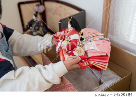 お雛様をしまう 94500394