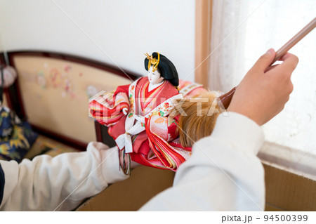 お雛様をしまう。 94500399