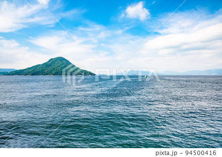 広島湾に浮かぶ似島の風景です。富士山に似た形の安芸小富士山の山頂が見えます。広島市街地が一望です。 94500416