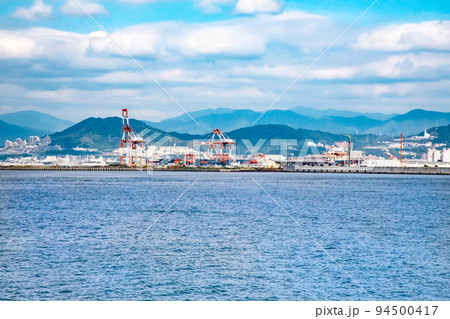 広島湾を航行するフェリーから広島港を展望した風景です。出島地区の外貿ふ頭や市街地が見えます。広島県 94500417