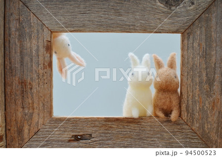 額縁からのぞく羊毛フェルトのウサギ の写真素材 [94500523] - PIXTA
