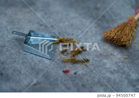 箒とちりとりの小物・掃除イメージ 箒とちりとりの小物・掃除イメージ 94500747