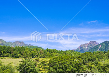 山梨県　八ヶ岳　まきば公園から赤岳（右）と権現岳 94500868