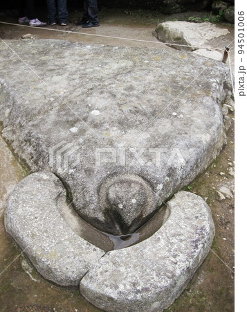 インカ帝国の失われた空中都市、マチュピチュ遺跡のコンドルの神殿 94501006