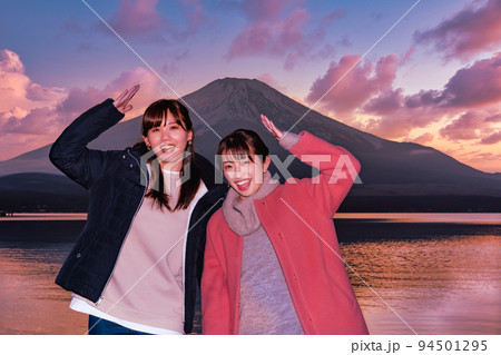 山中湖でブルーアワーの富士山を楽しむ二人の女性 山中湖でブルーアワーの富士山を楽しむ二人の女性 94501295
