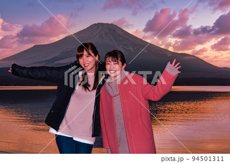 山中湖でブルーアワーの富士山を楽しむ二人の女性 94501311
