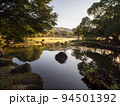 水面に映り込む秋の奈良公園 94501392