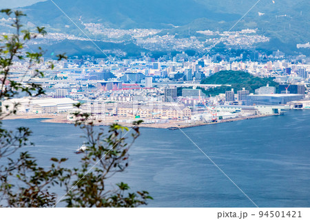 瀬戸内海の島の山頂から広島市街地の西方面を展望しています。江波沖町や港湾工業地区が見えます。広島県 94501421