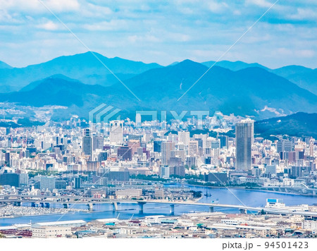 瀬戸内海の島の山頂から広島市街地の紙屋町を中心とした風景です。リーガロイヤルホテル等が見えます。 瀬戸内海の島の山頂から広島市街地の紙屋町を中心とした風景です。リーガロイヤルホテル等が見えます。 94501423