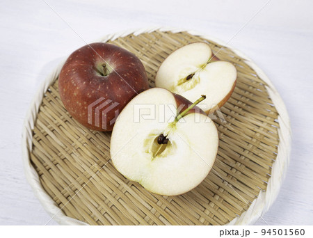 岩手県産の紅ロマン（りんごの高級品種）　「シナノレッド」に「さんさ」の交配種、日本 94501560