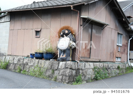 町角に立つタヌキ 町角に立つタヌキ 94501676