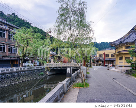 静かな朝の城崎温泉 川べりの柳通り(兵庫県豊岡市) 静かな朝の城崎温泉 川べりの柳通り(兵庫県豊岡市) 94501842