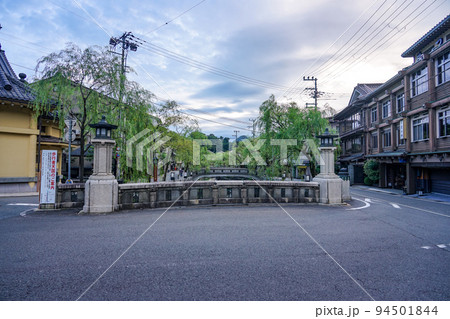 静かな朝の城崎温泉　川べりの柳通り（兵庫県豊岡市） 94501844