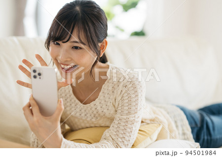 スマホ・スマートフォンを見る笑顔の女性 スマホ・スマートフォンを見る笑顔の女性 94501984