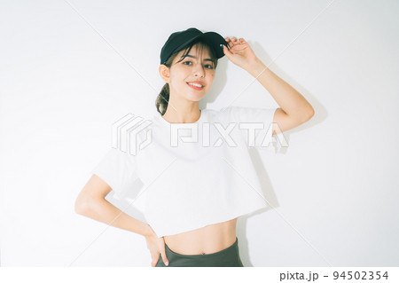 スポーツウェアの若い女性 スポーツウェアの若い女性 94502354
