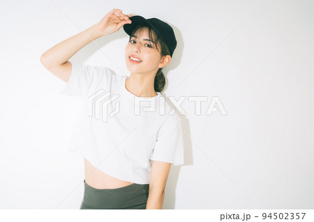スポーツウェアの若い女性 94502357
