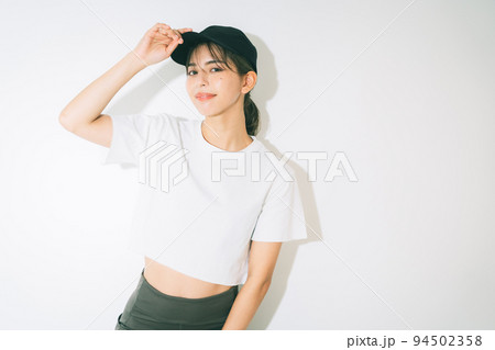 スポーツウェアの若い女性 94502358