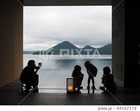 中島を背景に記念撮影する子どもたち 中島を背景に記念撮影する子どもたち 94502579