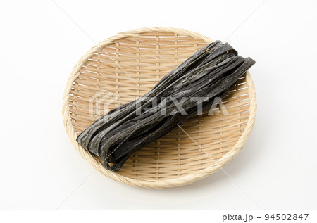 白バックで笊の上に乗せた乾燥昆布 白バックで笊の上に乗せた乾燥昆布 94502847