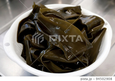 水で戻した昆布 94502908