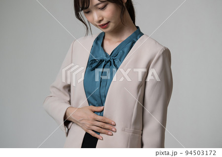 体調不良・お腹が痛むビジネスウーマン 94503172