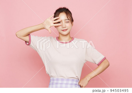 スポーティなファッションをした若い女性のピンク背景のポートレート 94503495