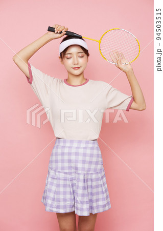 スポーティなファッションをした若い女性のピンク背景のポートレート スポーティなファッションをした若い女性のピンク背景のポートレート 94503515