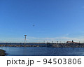 城南島海浜公園から見る羽田空港を飛び立つ飛行機 94503806