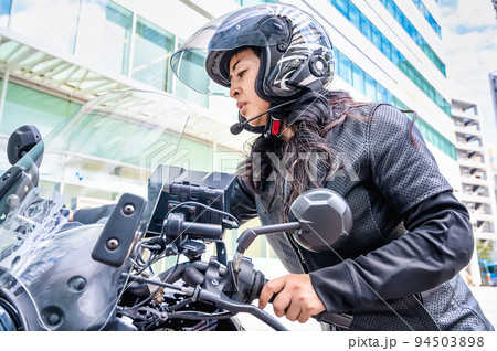 エンジントラブル 大型クルーザーバイクで横浜ツーリングをする女性ライダー エンジントラブル エンジントラブル 大型クルーザーバイクで横浜ツーリングをする女性ライダー エンジントラブル 94503898