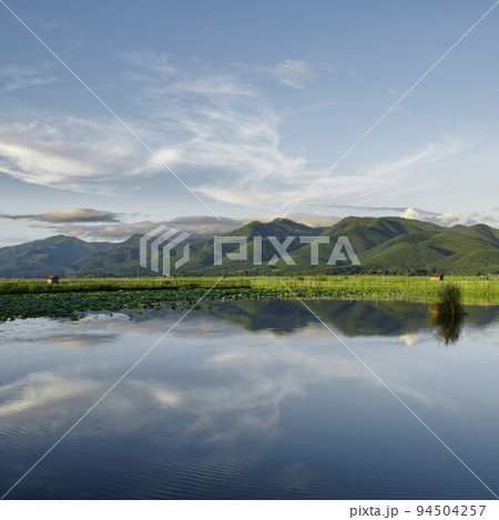 インレー湖に映る空 94504257