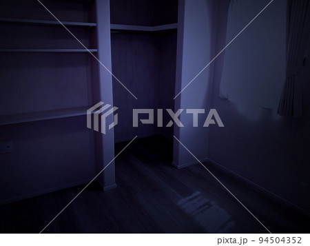 薄暗い廊下とスリッパのイメージ 薄暗い廊下とスリッパのイメージ 94504352