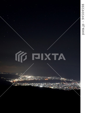 春霞の夜空に、ネオンで諏訪湖が浮かび上がり、さそり座が昇り始めた高ボッチ高原 背景写真ダークA列縦 春霞の夜空に、ネオンで諏訪湖が浮かび上がり、さそり座が昇り始めた高ボッチ高原 背景写真ダークA列縦 94504598