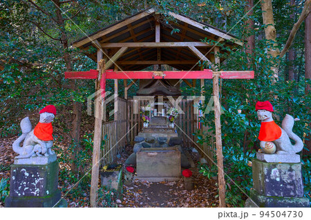 東京八王子市 秋の高尾山の稲荷山コースにある旭稲荷神社 東京八王子市 秋の高尾山の稲荷山コースにある旭稲荷神社 94504730