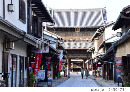 滋賀県長浜市 長浜別院大通寺(あせび寺)山門とながはま御坊表参道商店街 滋賀県長浜市 長浜別院大通寺(あせび寺)山門とながはま御坊表参道商店街 94504754