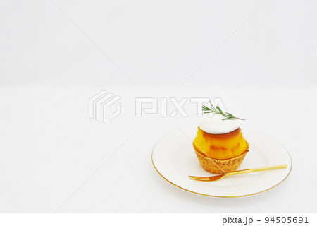 白いお皿に乗ったパンプキンプリン・タルトレット 94505691